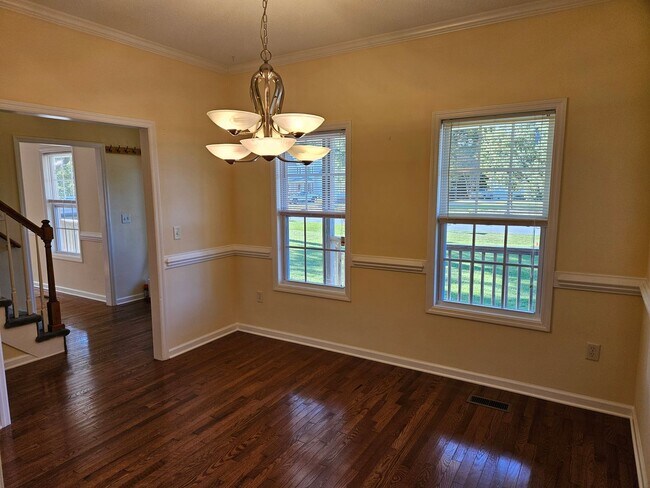 Building Photo - Beautiful 4 bedroom, 2.5 bath home in the ...