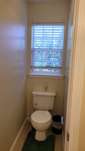 Master toilet - 10820 Rumson Ct