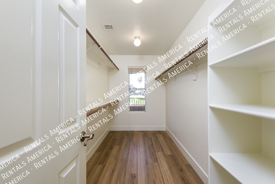 Building Photo - 2342 W Hemlock Ct