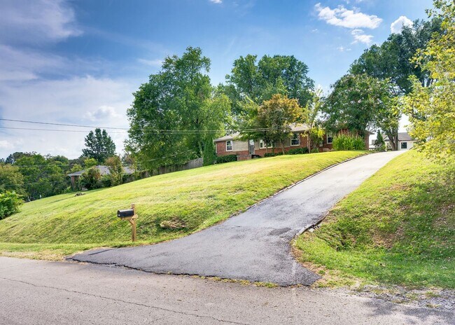 Building Photo - Beautifully Updated 3BR/1.5BA Home in Cove...