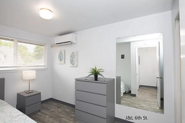 Building Photo - Corvallis Triplex