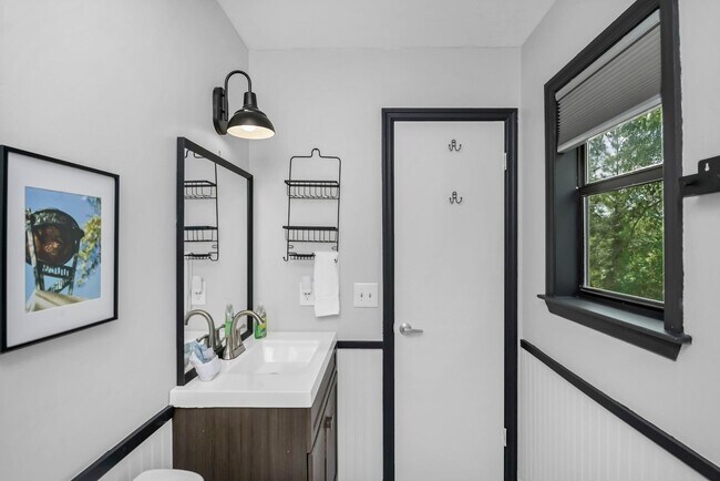 Building Photo - Updated 2BR/2BA Gem Minutes from Downtown Columbia!