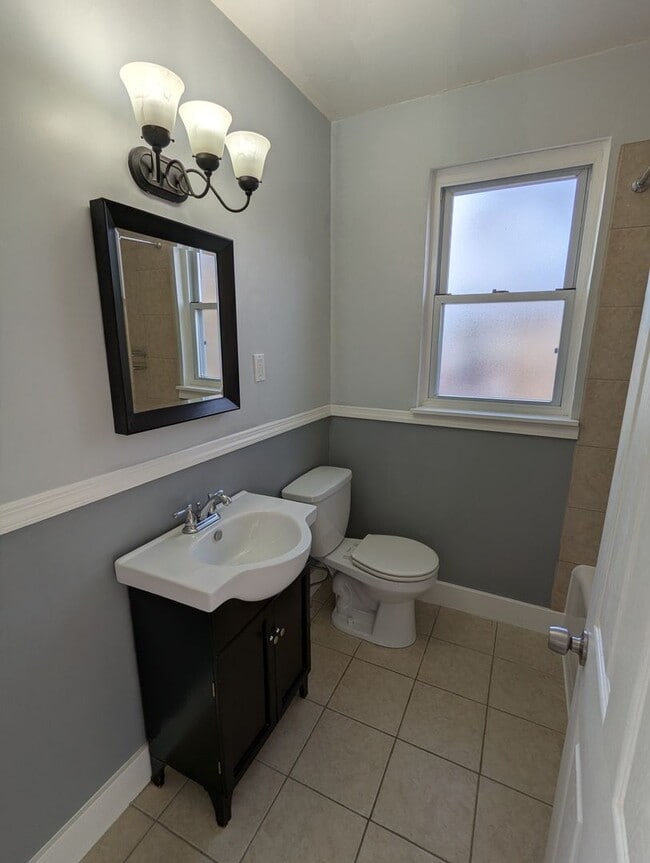 Building Photo - 4 Bedroom, 2 Bathroom Single Family Home (Mt. Washington)