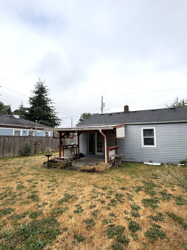 Building Photo - Cute 2 Bedroom in Tacoma
