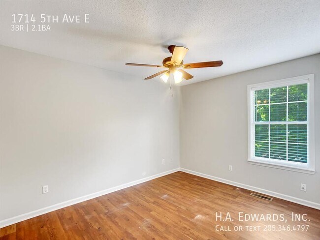 Building Photo - 1714 5th Ave E