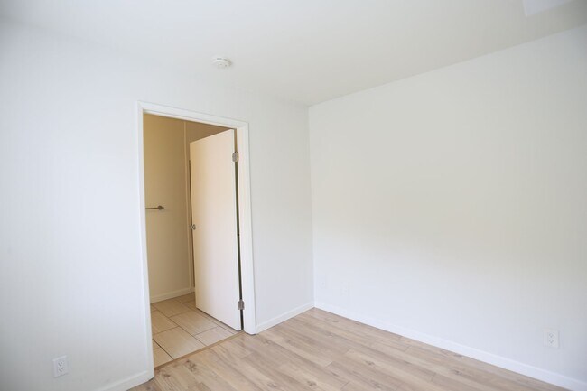 Building Photo - 301 Jayne Ave