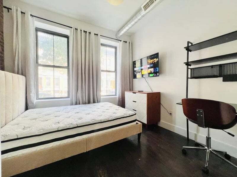 Building Photo - Furnished room/NOT APARTMENT