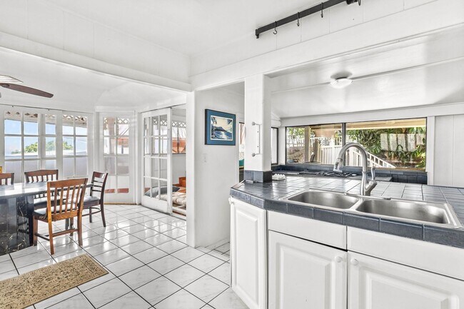 Building Photo - Charming 2BR/1BA Home with Stunning Ocean ...