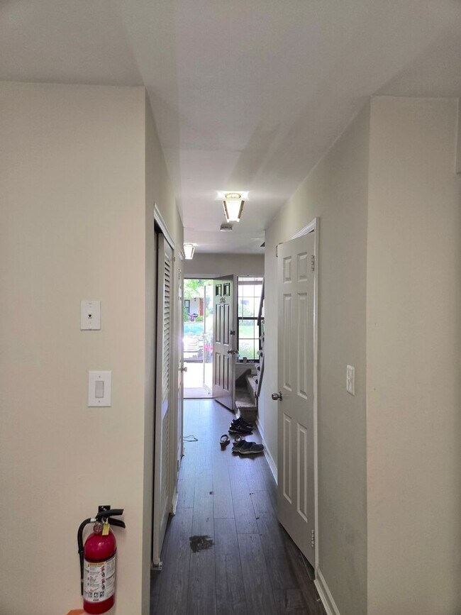 Building Photo - Rare opportunity in North Edison! Spacious 2-bed and 1.5-bathroom townhouse!