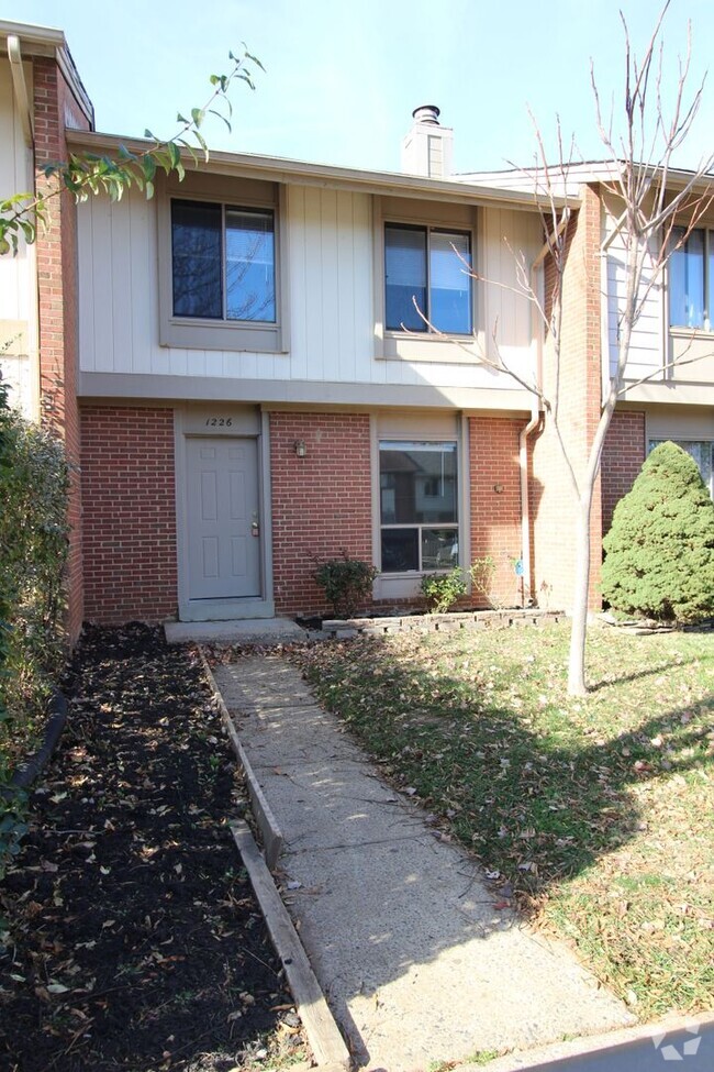 Building Photo - Recently Renovated Townhouse close to Rest...