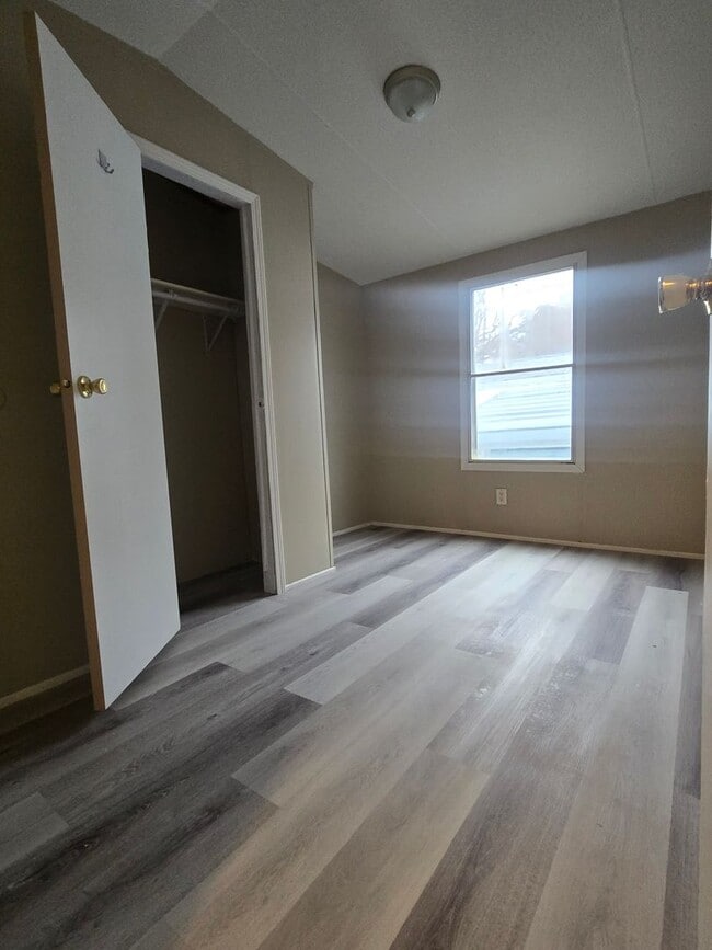 Building Photo - 3 bedroom, 2 bath Mobile Home in Yorktowne