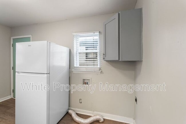 Building Photo - 2317 Julia Ave