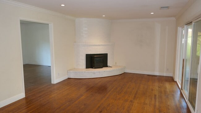 Building Photo - UPDATED THREE BED / TWO BATH MARINWOOD HOME IN THE MILLER CREEK SCHOOL DISTRICT