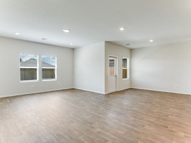 Building Photo - 4 BR / 3 BA - 2175 SF in Seguin - Arroyo R...