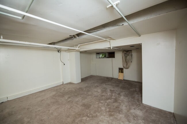 Building Photo - Charles Village 2bd/2ba Rowhome with Parking Spots, W/D and more! Available 7/20