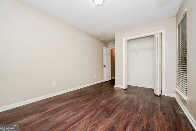 Building Photo - 5008 Kens Ct