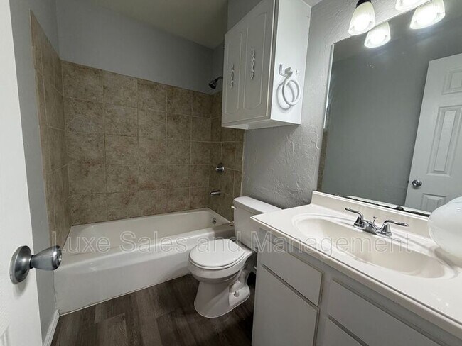 Building Photo - 205 S Meadow Ln