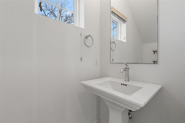 Building Photo - 1003 Fiesta St