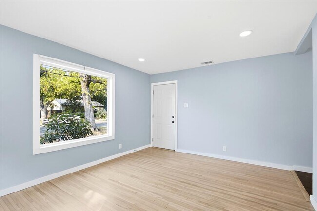 Building Photo - 905 E 53rd St