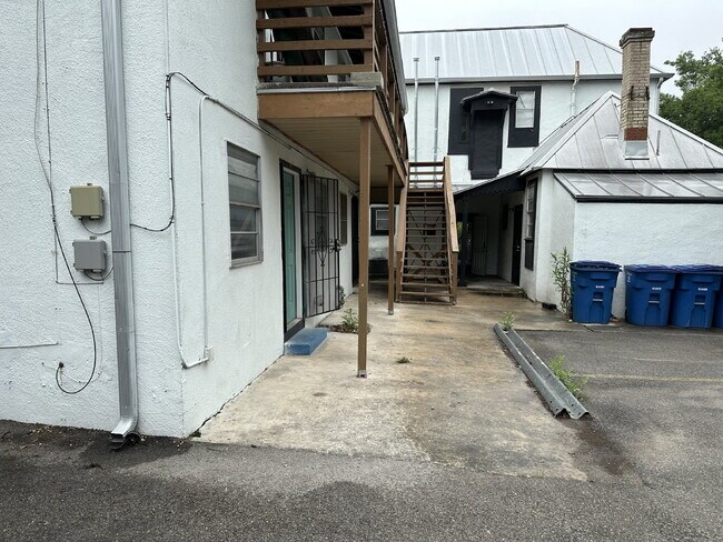 Building Photo - 711 E Carson St