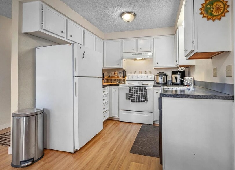 Building Photo - 208 SW Wallula Ave