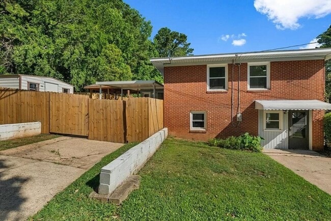 Building Photo - 5 Bedroom and 3 Bathroom home available to...