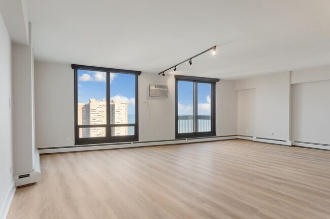 Building Photo - 6166 N Sheridan Rd