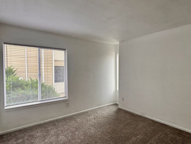 Building Photo - 3 Bed/ 2 Bath with new paint and flooring