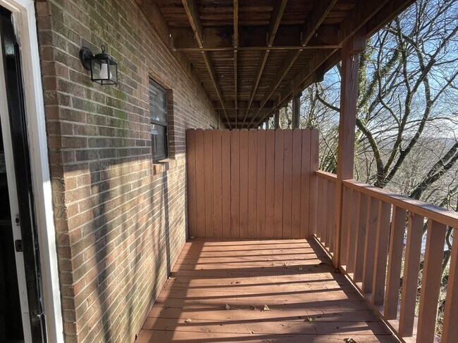 Building Photo - 1642 Hillwood Dr