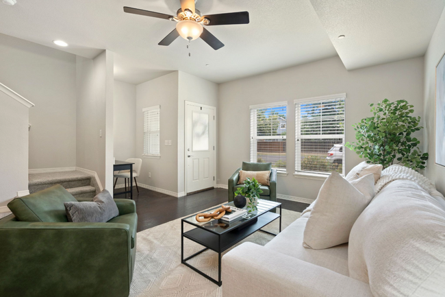Building Photo - Amazing 3 bedroom Townhouse in Central For...