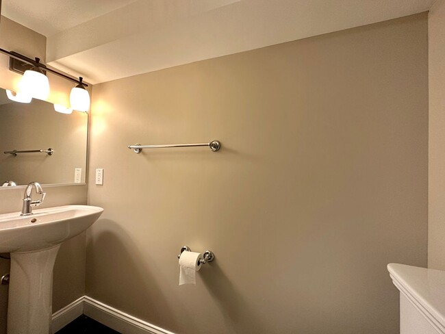 Building Photo - Charming  2Bed/2Bath in Patterson Park