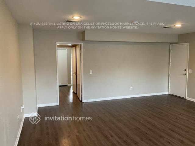 Building Photo - 2035 W Sunnyview Dr