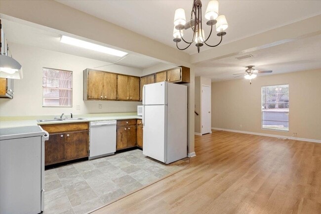 Building Photo - 1557 Live Oak Dr