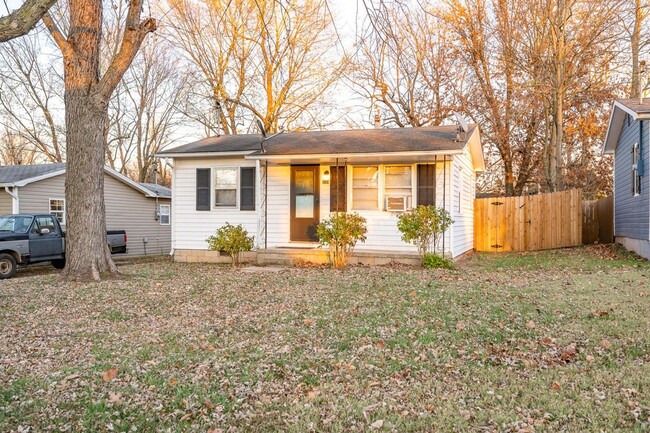 Building Photo - Adorable Home Close to Everything