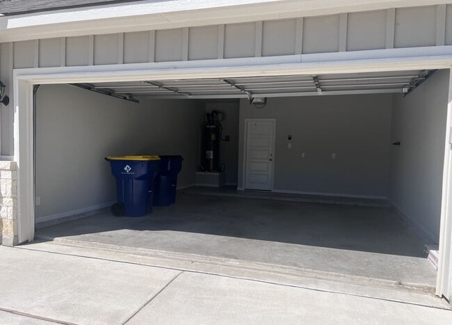 Building Photo - Luxury Townhouse in Cibolo