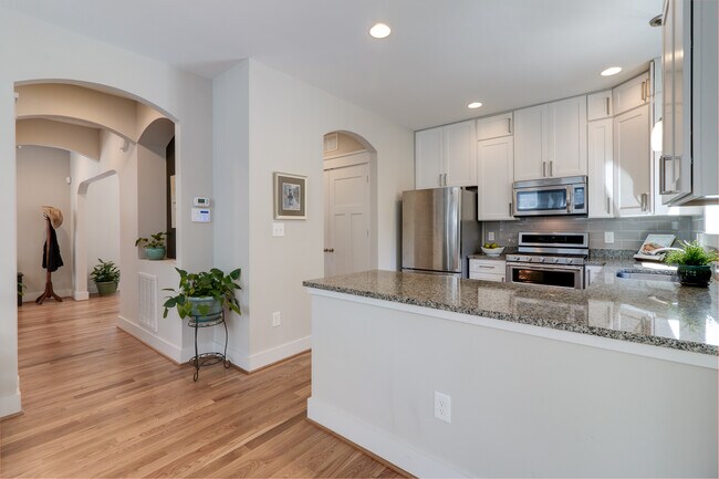 Building Photo - 703 Gerard St