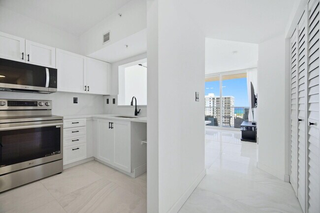 Building Photo - 3020 NE 32nd Ave