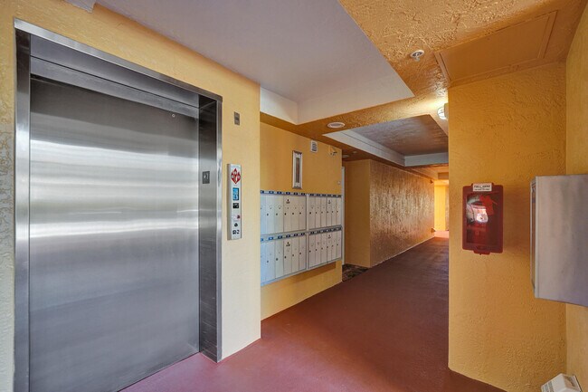 Building Photo - 1450 SE 3rd Ave