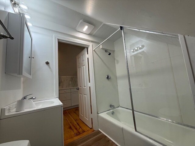 Building Photo - Cozy and Affordable 2 BED 1 BATH with a bonus office space!