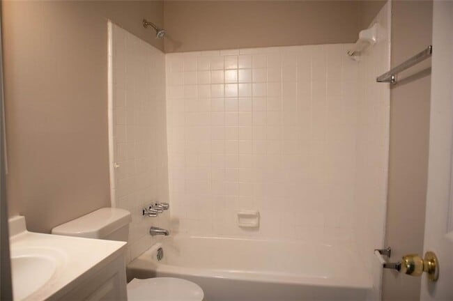 Building Photo - 721 Redland Dr