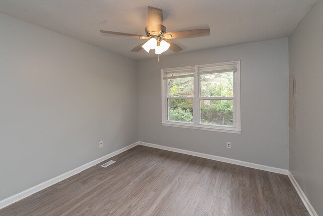 Building Photo - 3 bed/1.5 bath single-family home, with en...