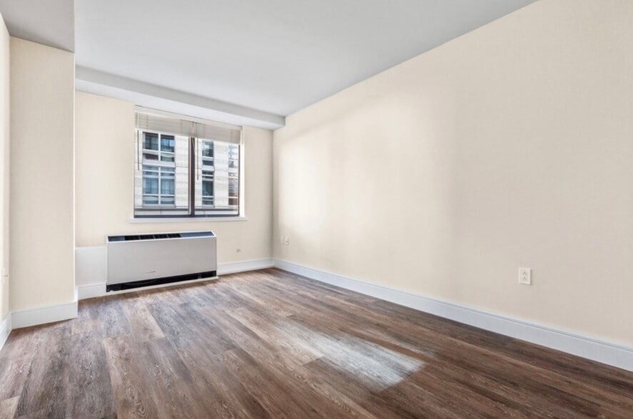 Building Photo - 123 E 47th St