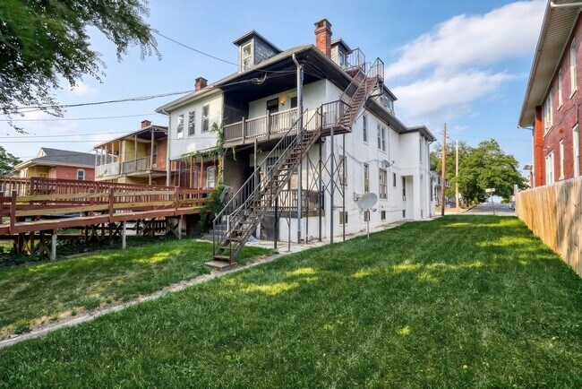 Building Photo - 2318 N 5th St