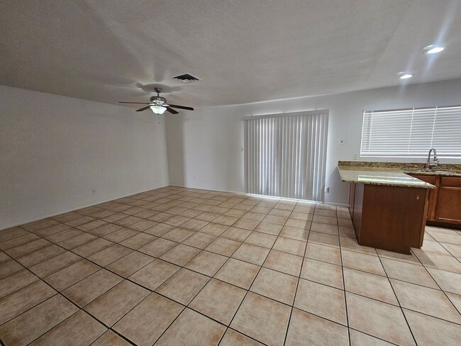 Building Photo - 3 bedroom 2 bath - North Phx home - single...