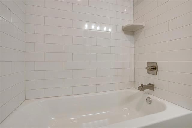 Building Photo - 144 NW Suzanne Terrace