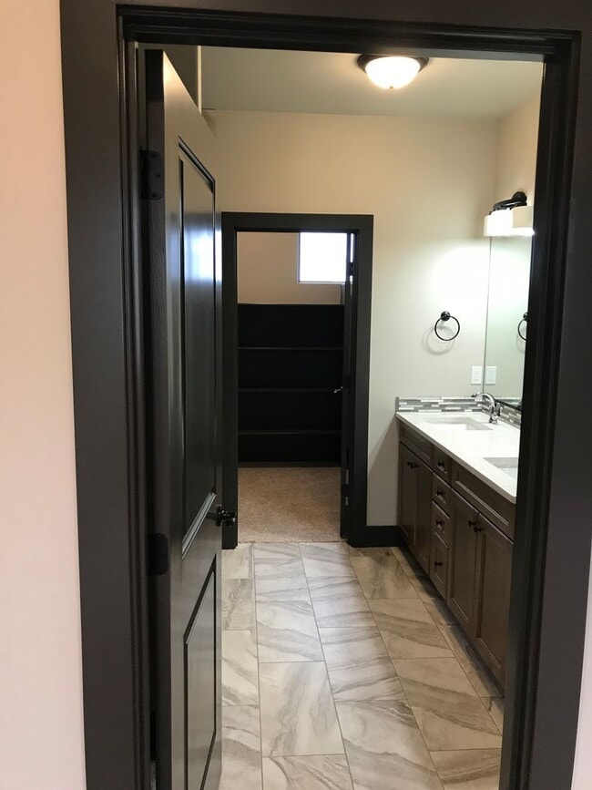 Building Photo - Amazing 4-bedroom home in White Bluffs!