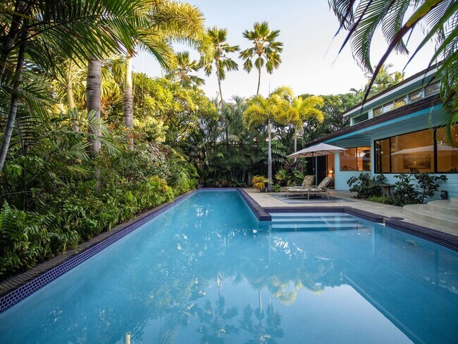 Building Photo - Beautiful Furnished, 2 Bed, 3 Bath, Gated ...