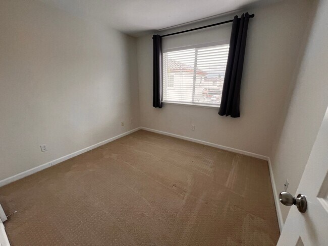 Building Photo - Great looking home and neighborhood in the North Village area close to shopping and freeway access