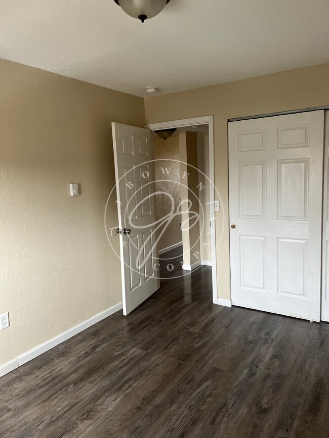 Building Photo - Clean & Affordable 2-Bedroom – Move-In Ready – East Toledo