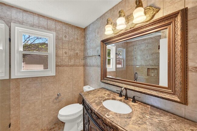 Building Photo - 910 Muirfield Dr NE